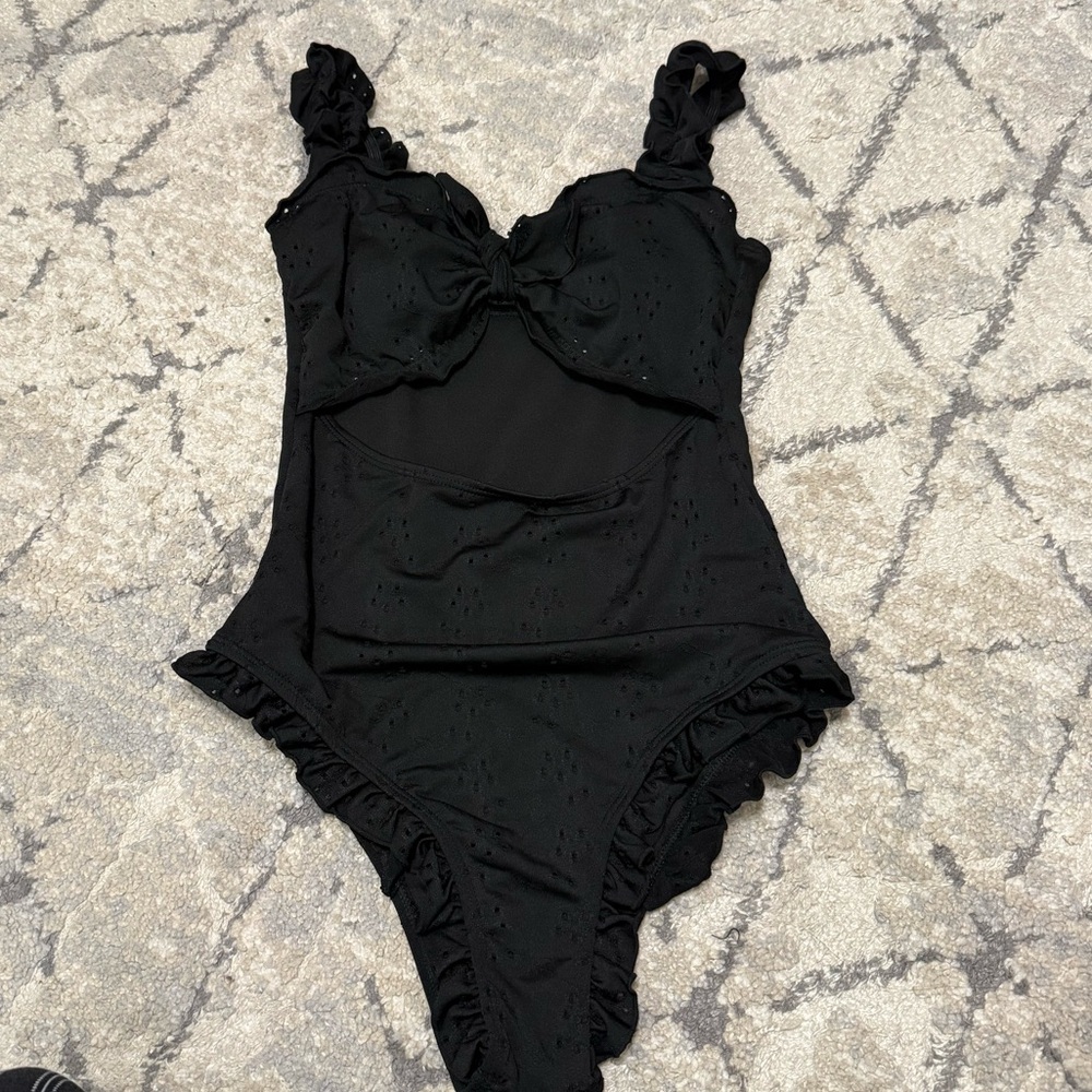 Black one piece swimsuit 🖤